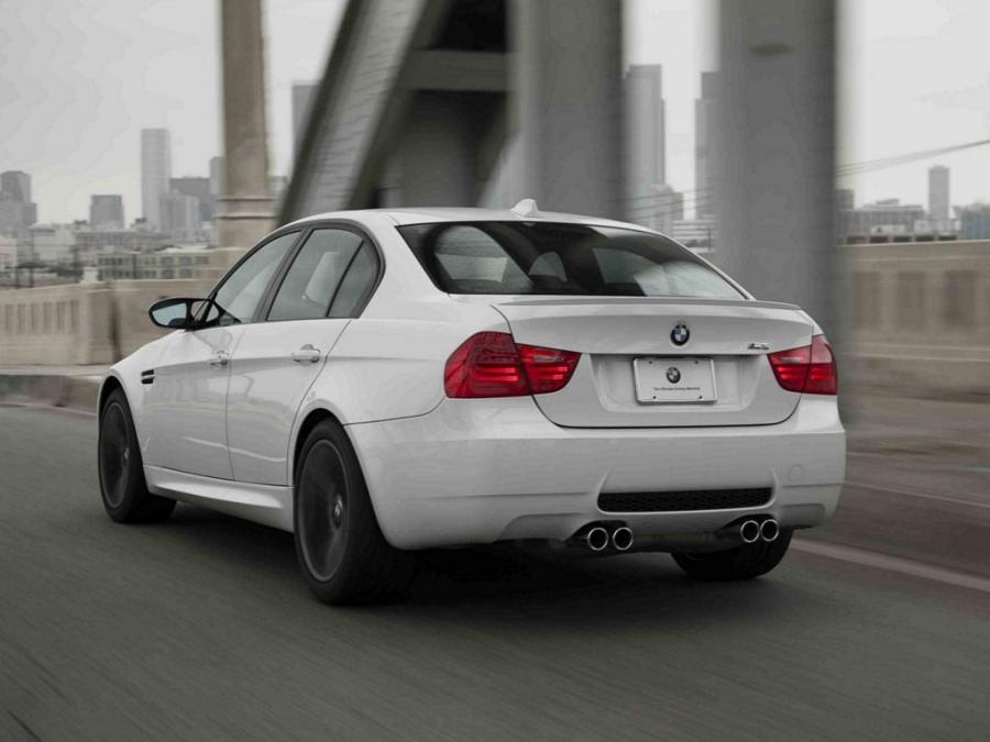  BMW M3 Sedan 2010 года  (US) (фото 2 из 3)